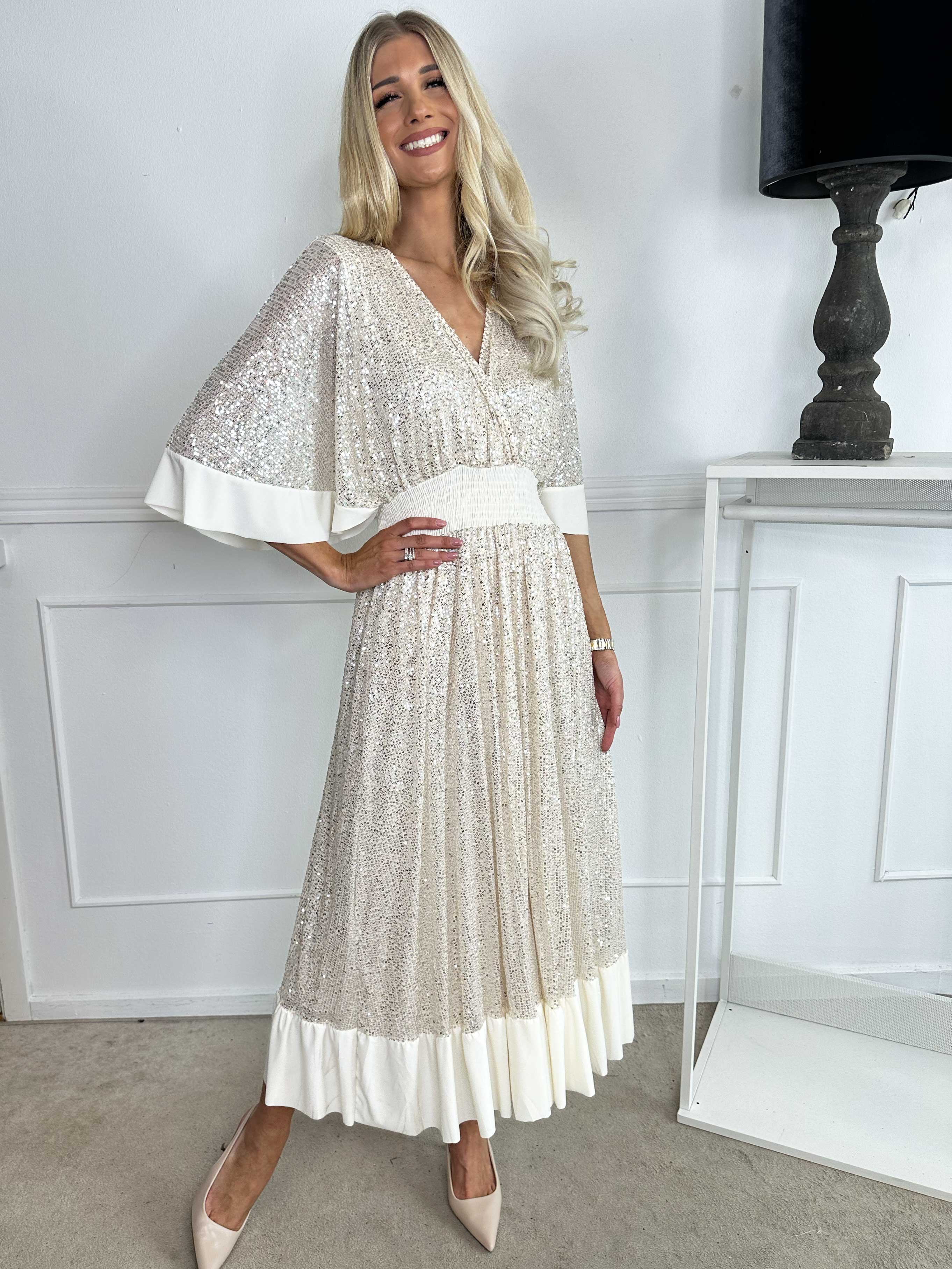 Pamela Glitter - Lang pailletkjole med flæser og smock